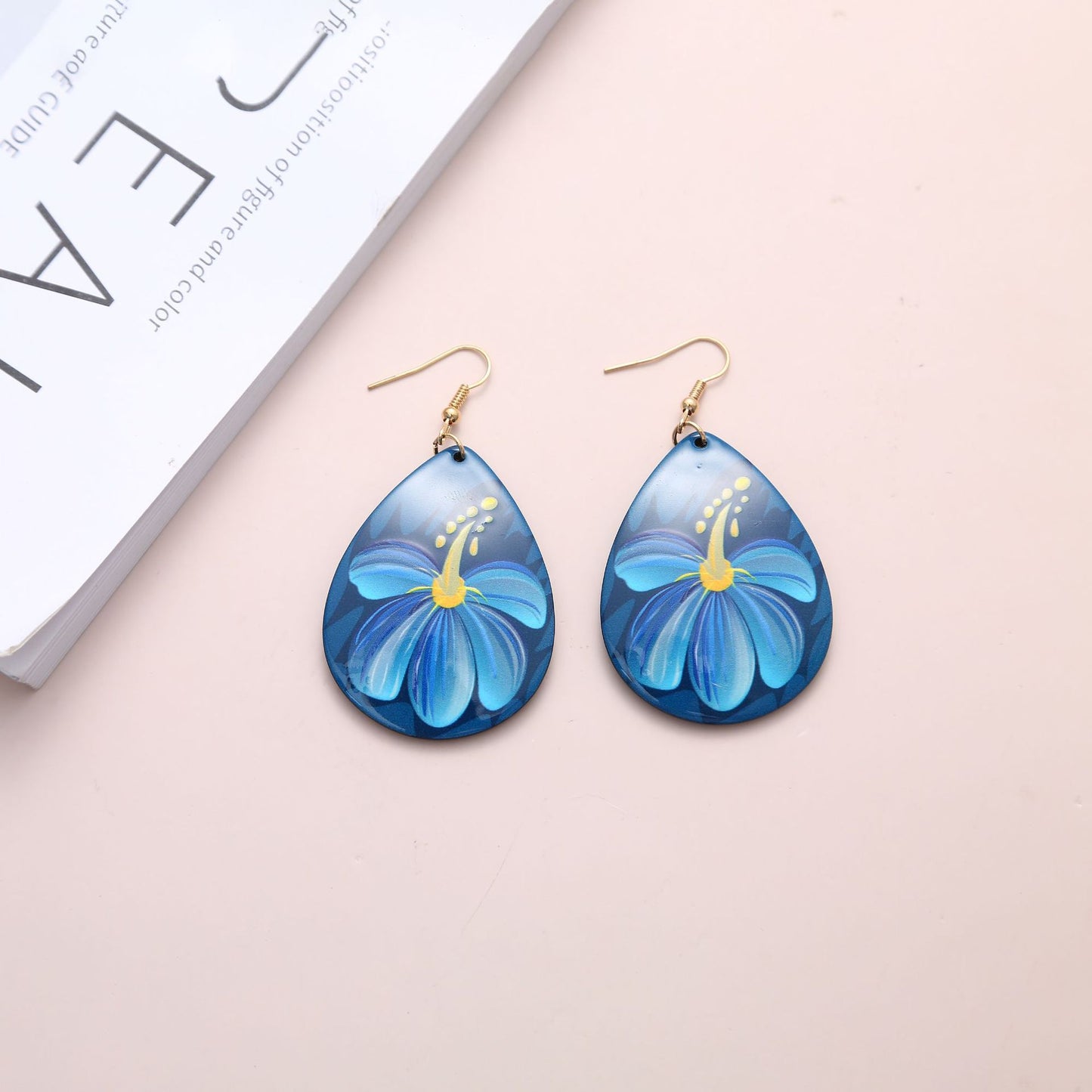 Acrylic earrings with teardrop-shaped flowers